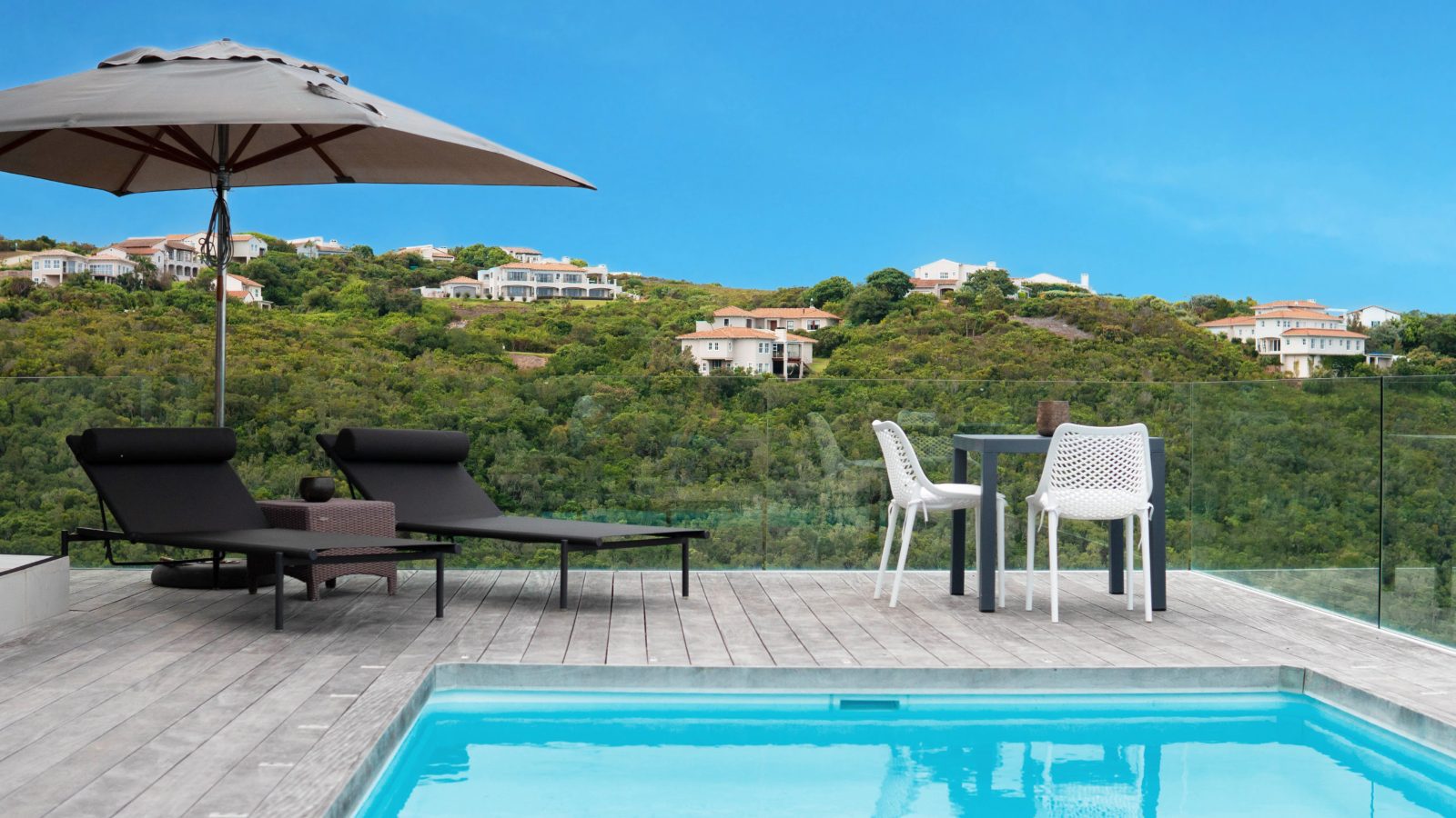 Real estate photography: pool and terrace